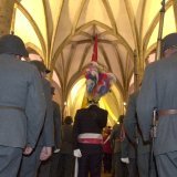 Des militaires font leur entrée dans l'église pour la cérémonie de la Fête-Dieu a Savièse.